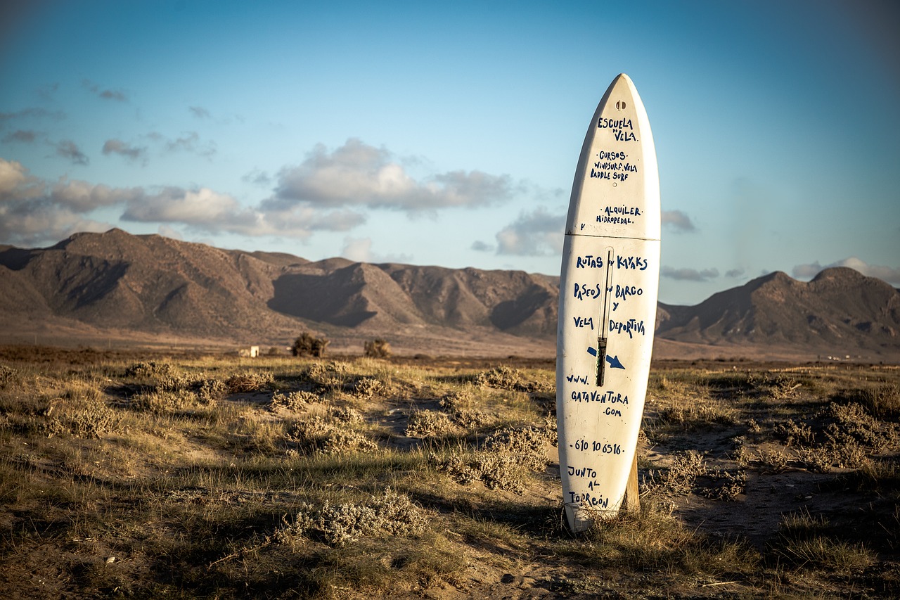 Mejores playas para hacer surf en España en autocaravana y camper